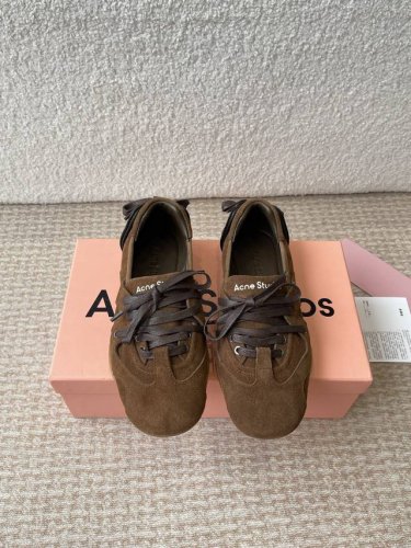 Acne Studios 24Ss 秋冬季 走秀款芭蕾鞋 可以说每一双都是可以珍藏的鞋子 今年这款芭蕾鞋真的是太美了 设计搭配芭蕾舞鞋瞬间仙儿到爆！ 细节完全对