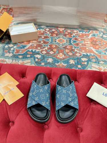 女 男p 春夏新品 专柜大爆打热门款 Lv 路易威登新款平底拖鞋 经典时髦百搭～打call夏日必备单品！上脚美炸了，穿着轻盈舒适 鞋面:定制原版牛皮，牛仔布，老