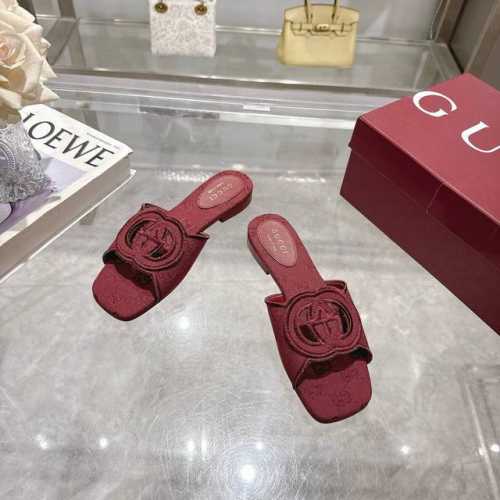 6025-12 酒红G 35-42 从为品牌注入荣光的20世纪70年代典藏设计中撷取灵感，互扣式双G在这款蓝色Gg帆布拖鞋上以超大镂空细节焕新呈现。 安哥拉红色