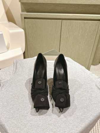 拖鞋 单鞋 225 专柜精品走秀款 巴黎世家 Balenca*A 新款真丝布个性衣扣单鞋系列！这款鞋型是淑女尖头单鞋上脚美爆又百搭 Ins爆款 原版购入开模，定 - 点击图像关闭