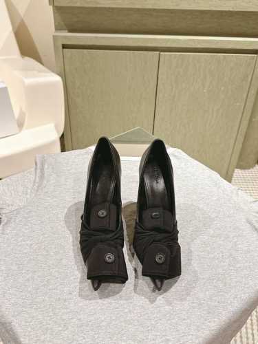 拖鞋 单鞋 225 专柜精品走秀款 巴黎世家 Balenca*A 新款真丝布个性衣扣单鞋系列！这款鞋型是淑女尖头单鞋上脚美爆又百搭 Ins爆款 原版购入开模，定