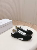 Maison Margiela mm6 2025春夏系列 新款Sprinters运动鞋轮廓采用做旧感尼龙与复古处理麂皮制成，灵感来源于复古跑鞋。通过做旧、缝线、