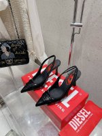 Diesel小众个性尖头凉鞋 高跟鞋 今年谁还没拥有Diesel的搭配神器 你们这群辣妹都入手了吗？无论是鞋子衣服包包都太太太好看了！ 鞋面采用牛皮 进口定制布