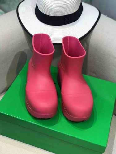 出厂价 跑量价， Botteca Veneta 20S Bv雨靴 Bv雨鞋短靴 羊皮乳胶垫脚 尺码:35-40 专柜包装