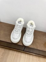 顶级版本MiuMiu 缪缪 24ss秋冬 新款 羊羔毛厚底饼干鞋休闲运动鞋 miumiu最新爆款 前卫大胆的设计，Miu Miu风格融于此款厚底帆布运动鞋的简约