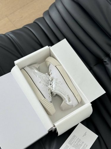 maisonmargiela Mm6今年最好看的休闲鞋 视觉上没有其他休闲鞋那么普通 但又非常显腿细上脚非常舒服 好搭配衣服而且鞋子也不重 拼接设计鞋面采用透气