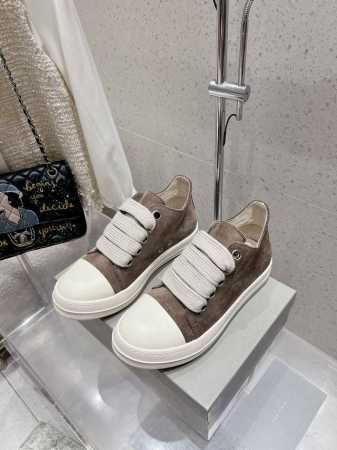 情侣款 Rick Owens 欧文斯绑带面包鞋 小面包可可爱爱又潮潮酷酷 真的是早春的时尚利器呢！穿搭适配度满分 轻松摆脱路人感 皮质也是软呼呼的，用料相当考究 - 点击图像关闭