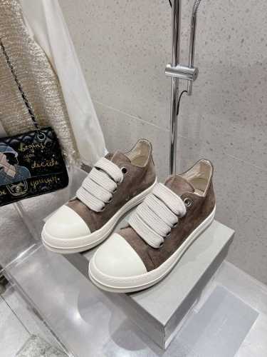 情侣款 Rick Owens 欧文斯绑带面包鞋 小面包可可爱爱又潮潮酷酷 真的是早春的时尚利器呢！穿搭适配度满分 轻松摆脱路人感 皮质也是软呼呼的，用料相当考究
