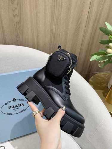 顶级出厂 SSS重磅推出普拉达最新包包短靴厚底系列 PRADA早春T台走秀网红同款＂造梦不夜城＂，Prada能在重要场合上用得上了，小清新风带点贵气的感觉，上脚