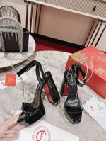 大水台 凉鞋 W. 这款Maison Christian Louboutin厚底凉鞋有着130毫米的高跟鞋 极具建筑风格的黑色漆皮小牛皮凉鞋 搭配优雅的系带 完