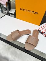2025Lv铆钉系列拖鞋 颜色三色 羊皮内里，码数35-40 定做41 42 不退换 ：橡皮 皮底