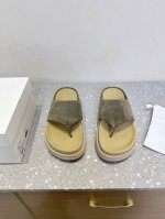 the Row 小众潮牌 25Ss春夏新品 水台 勃肯 夹趾 拖鞋 这不用多说，是近两年最火之一的品牌，几乎博主人手一双！春天的季节就要到了，推荐这款随性又不乏