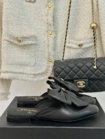厂价 Chane*｜小香24P新品 大蝴蝶结双c半拖系列 超仙的大蝴蝶结凉拖鞋 大蝴蝶结也是当下流行趋势 非常足的松弛感 上脚非常简洁优雅。 面料采用定制材质
