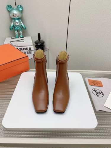 出厂 高版本 Hermes ss24 new arrival 秋冬新品kelly扣短靴 永不过时的万年经典 款鞋型秀气精致， 搭配经典kelly扣装饰，高级感瞬