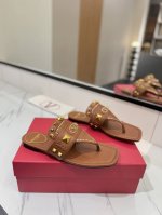 出厂价pp Valentino华伦天奴 新款-经典铆钉夹脚平底拖鞋 原版1:1复刻 绝对高品质 时尚随性 满载夏日风采 是各位小姐姐在炎热仲夏里的不二之选 1鞋