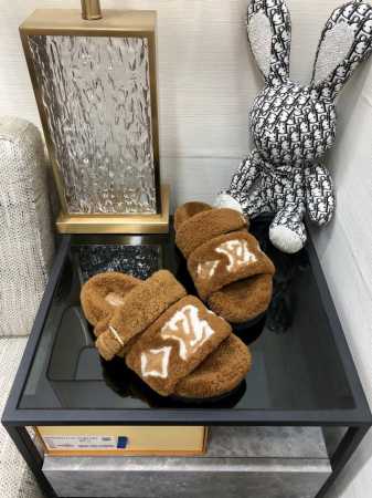 出厂价 高端品质 L.V 今年秋冬最火羊毛拖、爆款来袭、现货发售 顶级 品质、完美细节、市场最高版本、你值 拥 :Lvu 原版高密度防滑加厚橡胶大底 进口皮毛一 - 点击图像关闭