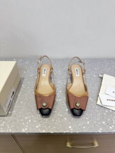 bally 芭利 25Ss春夏新款 织带蝴蝶结 扣饰 粗跟 凉鞋 款式新颖别致，采用方形头型设计 配以最新Ball*字母扣搭设计突出品牌标识 鞋面采用混子混种羊