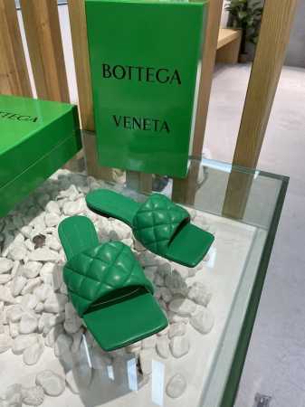 Bv 葆蝶家 新款新色菱格平底拖鞋18色入 Bv经典之作永不落伍 官网实体店一直更新 可见设计灵魂 经典一字拖设计 简约 得体 鬼才设计师惊世骇俗之作 小小菱格 - 点击图像关闭