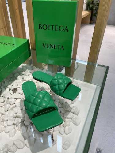 Bv 葆蝶家 新款新色菱格平底拖鞋18色入 Bv经典之作永不落伍 官网实体店一直更新 可见设计灵魂 经典一字拖设计 简约 得体 鬼才设计师惊世骇俗之作 小小菱格
