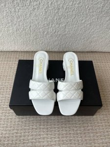 Chanel 小香 25Ss 春夏新品度假 小粗跟 懒人拖 小香的一款全新设计 鞋面羊皮材质搭配双C 简约百搭上脚超级美的 怎么看都超美 鞋面：采用进口羊皮 内