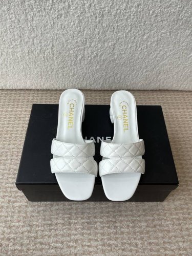 Chanel 小香 25Ss 春夏新品度假 小粗跟 懒人拖 小香的一款全新设计 鞋面羊皮材质搭配双C 简约百搭上脚超级美的 怎么看都超美 鞋面：采用进口羊皮 内