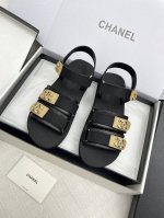 飞机盒10 Chanel 小香2025Ss春夏最新走秀款双C钻扣魔术贴凉鞋 轻奢而不累脚、上脚可随意搭配春夏的服饰、更加彰显质感和品味、简约中带奢华的外观、哪怕