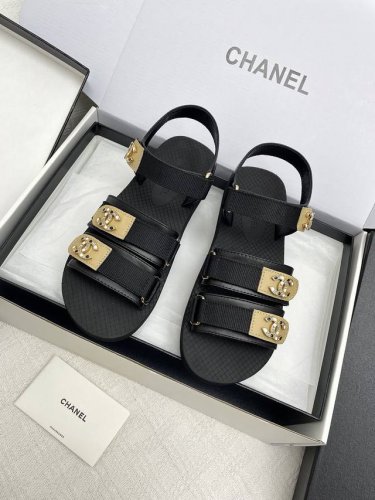 飞机盒10 Chanel 小香2025Ss春夏最新走秀款双C钻扣魔术贴凉鞋 轻奢而不累脚、上脚可随意搭配春夏的服饰、更加彰显质感和品味、简约中带奢华的外观、哪怕