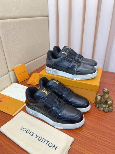 价 Lou*V 男士高端 运动鞋 路易威登艺术总监 Virgil Abloh 自复古篮球鞋汲取灵感 以柔软的小牛皮搂空飞织网布棉拼接色彩盛宴 打造此款 Lv T