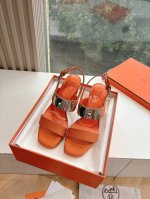 380所见即所得G038代购级别所见即所Hermes爱马仕 2025 最新款大H厚底凉鞋 经典款踩云脚感，光脚或者搭配个袜子穿，都时髦的不行哦超可爱 夏天真的太