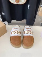 出厂价 厚底UGG logo拖鞋太火啦 一眼就上头的款式 胖胖的方圆头鞋 加上羊毛边边logo 憨憨的可爱。鞋身很轻巧 走路简直可以跳起来！ 四色:栗色 咖色