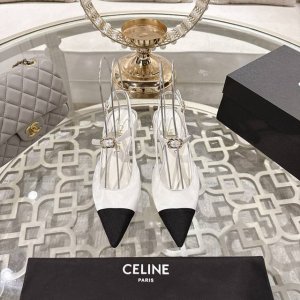 Chanel 小香 25Ss早春新品 真丝缎面凉鞋系列 法式风情 真是美到心尖尖上啦！ 优雅又浪漫的仙女应该就是这样吧 极简的配色加上绸缎深入人心 无论搭配裙装