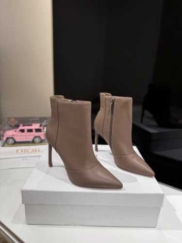 工厂直批： D*奥Christian Dior 新品中古高跟鞋 延续D家永恒经典！这款鞋低调不失华丽 性感又不显张扬 鞋型是大家都爱的秀气款 非常非常显瘦 侧面