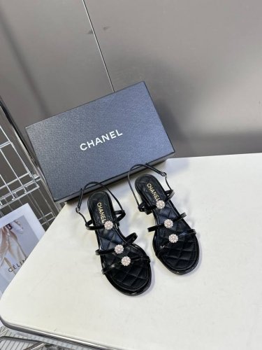 香奈儿Chanel春夏最新款粗跟凉鞋 超多网红时尚博主种草 高级感舒适 配女神们的半身裙 不规则的尖头 晚宴系列专属高跟鞋贯穿整季Lookbook完全戳中我 简