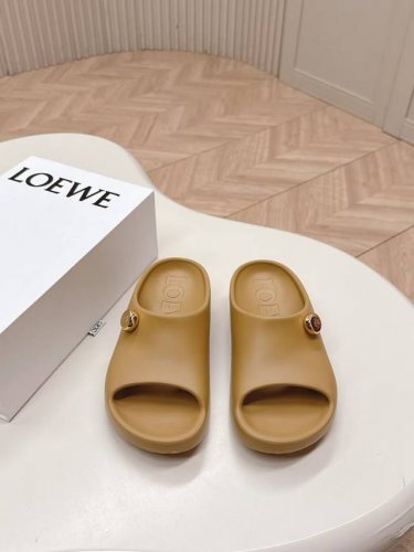 码数:35-41 鞋底带码数 loewe罗意威夏季paulas限定时尚拖鞋系列 超轻拖鞋 超舒服 湿水 去沙滩穿超合适的 颜值也很高 高度2Cm那样 夏季必备款