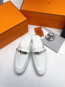 新版经典Kelly穆勒铆钉款半拖鞋 太考验工艺细节了这款真的足足开发了半年，无论从重量，还是脚感，各方面真的跟Zp一摸一样 鞋面订制进口小牛皮 垫脚羊皮 意大利