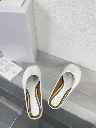 平底分趾拖鞋 Mm6 Maison Margiela 超经典 鞋柜必备单品 炒鸡减龄 大热时尚风格 白色小牛皮 水染小牛皮里 Mm6 Maison Margie