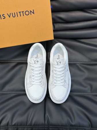 OUIS UITTO* 男士经典休闲运动鞋，本款 Beverly Hills 运动鞋为柔软牛皮革描摹经典 Monogram 印花，塑造优雅鞋面。橡胶外底厚实而不 - 点击图像关闭