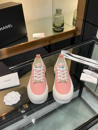 Chanel* 小香2025ss最新休闲鞋，目前超级流行的饼干鞋网红明星小红书狂追热推 发售蠢萌可爱的造型带了点复古味！ 造型特殊，很有辨识度， 显瘦显腿长，绝