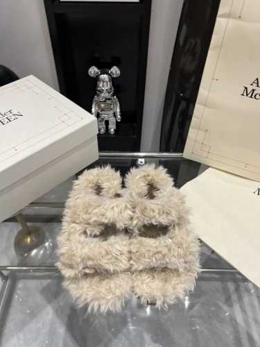 Alexander McQueen 羊羔毛凉拖 原版复刻定制，麦昆两带拖鞋搭配金属扣刻Mcq标志，约4cm 轻松穿出大长腿，舒适，百搭，必入的一款拖鞋 码数：3