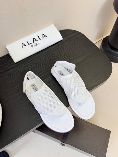 alaia 25Ss 春夏季新款 明星同款 穿搭万金油 夹脚 渔网鞋 轻盈透气 夏日松弛美学透气网面日月光倾泻 交织出若隐若现的透感美学 网面设计 呼吸感拉满
