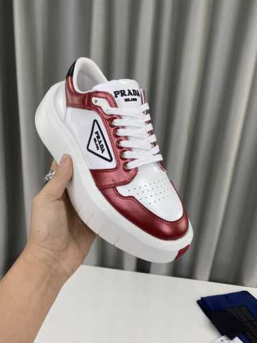 冲量价: 男+10 PRADA 普拉达最新款时尚 休闲 户外 运动厚底鞋 P家此款 鞋底鞋身参考跑车设计 整体造型充满科技感 这不紧是一双休闲鞋 更是文化与艺术
