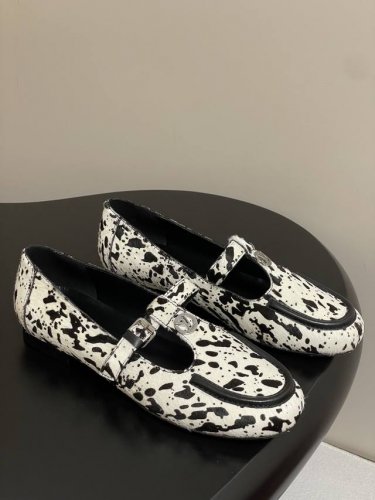 25Ss新款Louis Vuitton Lv Soho玛丽珍平底乐福鞋T字带搭扣单鞋 本款 Soho 玛丽珍平底乐福鞋为绒面牛皮革瞩目铺陈奶牛斑纹 再为 T字带