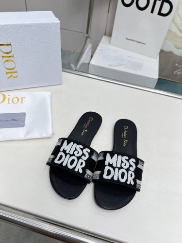 橙子出厂价 迪奥 Miss Dior系列平底拖鞋 字母刺绣logo拼色一字拖鞋 经典上乘美艳力作 dior专柜最火春夏系列 兼备气质 时尚 经典耐看的设计风格