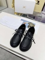 高品质出厂 The Row新品中性复古简约乐福鞋绑带单鞋！ 方头设计确保长时间穿着的舒适性，无论是搭配休闲装还是正式场合，它都能为你的造型增添一丝优雅与别致。为