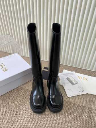 低帮 高帮 Dior 迪奥长靴 采用别具一格的设计元素打造醒目的外观。采用黑色牛皮革打造，可轻松穿脱。从 book tote 手袋汲取灵感，顶部饰以双色“cis - 点击图像关闭