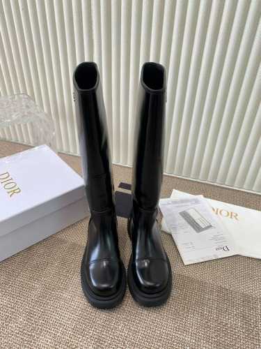 低帮 高帮 Dior 迪奥长靴 采用别具一格的设计元素打造醒目的外观。采用黑色牛皮革打造，可轻松穿脱。从 book tote 手袋汲取灵感，顶部饰以双色“cis