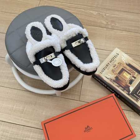 橙子出厂价 黑皮 HERMES 爱马仕 秋冬新款 银扣加绒毛半拖 秋冬新品 明星同款 小红书推荐种草 原版开模 代购版本 进口羊羔毛+小羊皮 垫脚小羊毛 私膜真 - 点击图像关闭