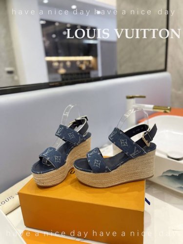 出厂 Loui& Vuitto&路易威登 法国代购新款驴牌 春夏首选 香港原版购入一比一开模 今年的款式比去年增加了老花原素 显得更为大牌 牛仔布面款 内里垫脚