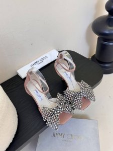 jimmy Choo 2025春夏系列 重逢惊艳，优雅邂逅 碰撞之美即将驭梦而来 面料：进口羊猄皮和纳帕纹羊皮。 内料：上等小羊皮 大底：意大利三A级牛皮底 跟