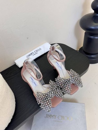 jimmy Choo 2025春夏系列 重逢惊艳，优雅邂逅 碰撞之美即将驭梦而来 面料：进口羊猄皮和纳帕纹羊皮。 内料：上等小羊皮 大底：意大利三A级牛皮底 跟